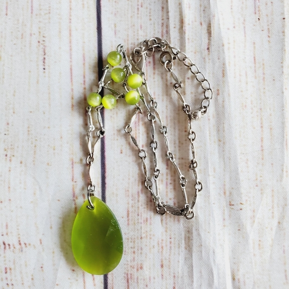 Vintage Avon NR Green Moonglow Glass Beads Silver Tone Necklace - Picture 7 of 8